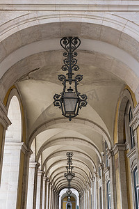 贝拉摄影照片_带里贝拉宫吊灯的轻型拱形走廊