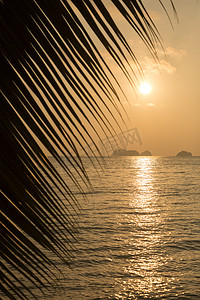 海上美丽的热带日落景色