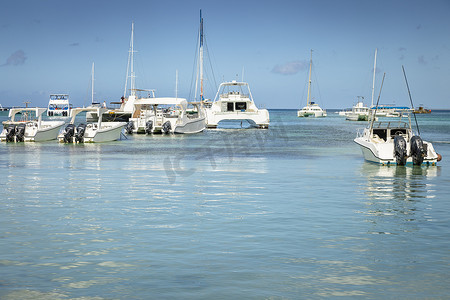多米尼加蓬塔卡纳加勒比索纳岛海滩港的船只