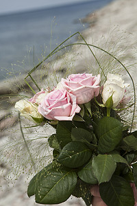 粉色和白色玫瑰花束