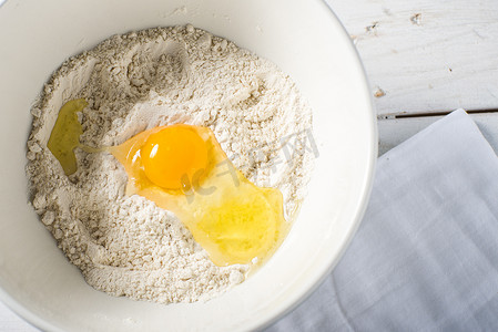 碗里的面粉和鸡蛋烘焙配料