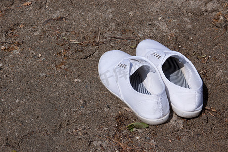沙滩上的白鞋