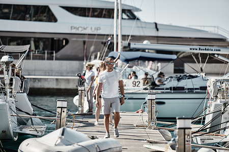 克罗地亚，斯普利特，2019 年 9 月 15 日：背景是帆船赛的残酷参与者正在等待即将到来的比赛，他喝啤酒、船长或水手、太阳镜