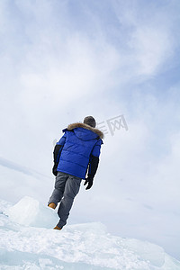 流浪的人摄影照片_在俄罗斯比卡尔湖结冰的湖面上行走的人
