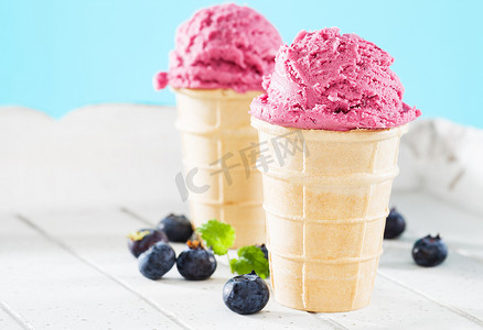 放在一边摄影照片_两个蓝莓冰淇淋华夫饼，蓝莓放在一边
