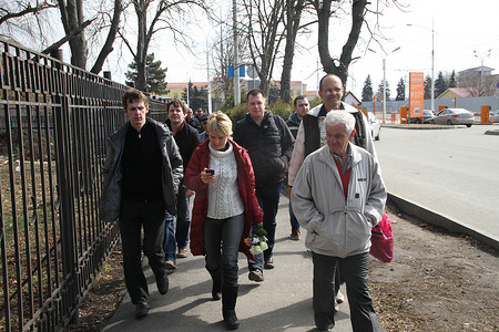 Evgeniya Chirikova 在克拉斯诺达尔机场附近与来自莫斯科的代表团在一起