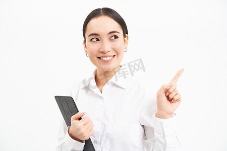 年轻职业女性的形象，手指向右，手持数字平板电脑，展示广告活动，在白色背景中突显