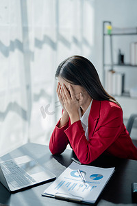 企业主肖像、使用计算机和财务报表的女性对扩大市场以提高投资业务能力的焦虑表达