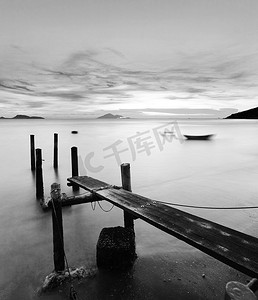 沉闷摄影照片_码头在黑色和白色的日落