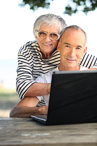 在计算机上的退休夫妇