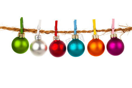 圣诞摆设系列挂在绳子上，隔离在白色背面