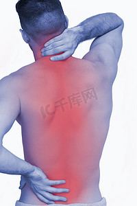 颈部疼痛摄影照片_颈部疼痛的赤膊男子的后视图
