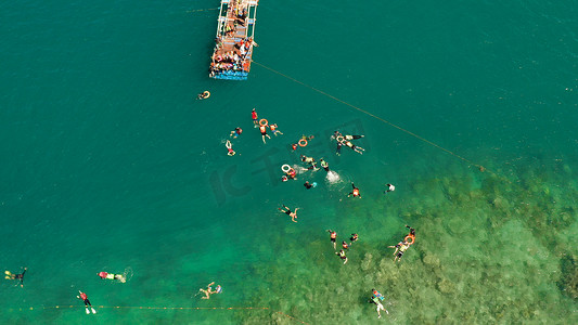 游客在菲律宾爱妮岛泻湖浮潜。