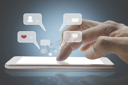在手机上使用社交媒体聊天的人手指特写镜头，智能手机屏幕上方有喜欢、消息、评论和星号的通知图标。