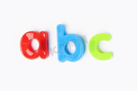 上英语摄影照片_彩色字母磁铁在白色背景上拼写“a b c”