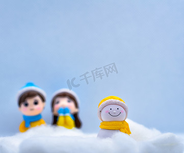 旅行邀请函摄影照片_旅游业和旅行概念：在冬天雪的微型小雪人与夫妇在背景中
