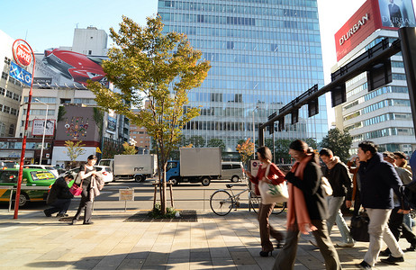 表参道摄影照片_日本东京 — 2013 年 11 月 24 日：人们走过表参道街的商店大楼