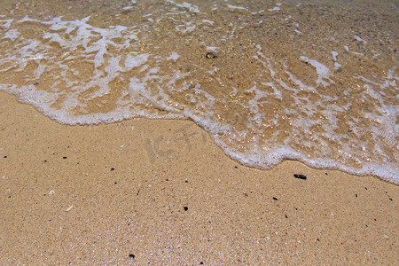 在沙滩上用沙子海上冲浪。