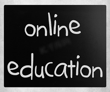 “在线教育”用白色粉笔在黑板上手写