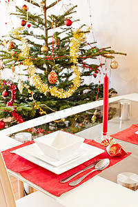 餐桌标志摄影照片_装饰圣诞树和圣诞餐桌