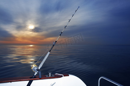 漂亮卷轴摄影照片_在地中海海洋的小船钓鱼日出