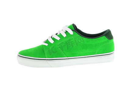绿色运动鞋与白色背景上孤立的白色条纹