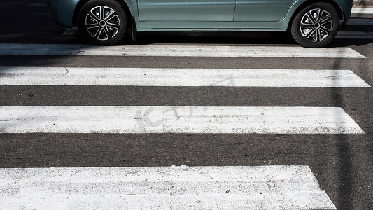 带汽车的斑马行人标记，特写，斑马线上过往的汽车。