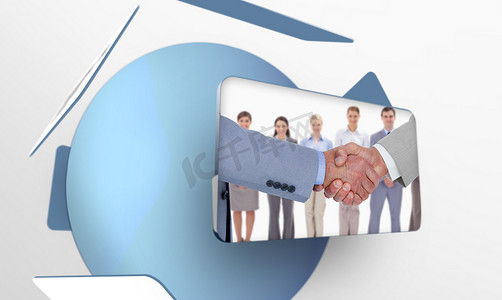 商务界面摄影照片_在数字界面中显示握手和商务人士的屏幕