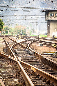 带铁轨的火车摄影照片_带道床的铁路金属轨道