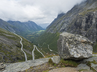 从 Trollstigen 或 Trolls Path 的观景台、Trollstigveien 著名的蛇形山路通行证和挪威 Geiranger Trollstigen 国家风景线的绿色山谷