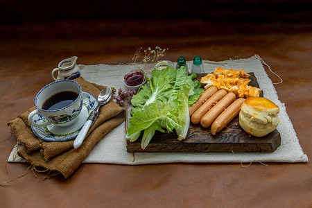 欧陆式早餐包括炒鸡蛋、炸香肠、蔬菜和烤饼，配以咖啡和牛奶。