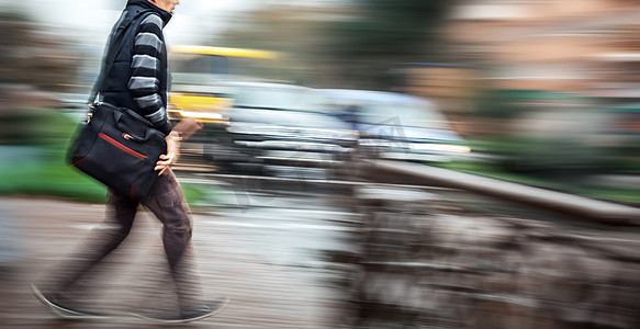 男子在人行横道过马路。