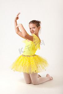 可爱的小芭蕾舞演员锻炼