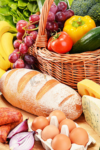 各种杂货产品，包括蔬菜水果酒面包