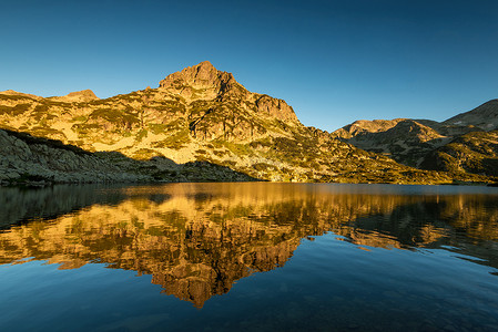 保加利亚皮林国家公园的 Popovo 湖和 Jangal 山。