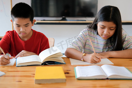 男孩女孩学生学习写笔记做作业。