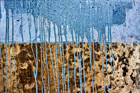 油漆滴摄影照片_有蓝色油漆滴的混凝土墙