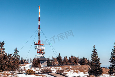 发射器摄影照片_带卫星和天线的发射器在山顶