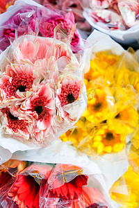 礼仪之邦摄影照片_市场上五颜六色的花束
