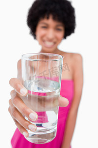 喜庆背景2024摄影照片_一位迷人的少女拿着一杯纯净水