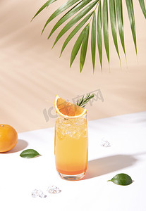 冷而清爽的橙色潘趣鸡尾酒，颜色背景上有橙色切片。