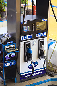 燃气泵摄影照片_厄瓜多尔中部的 Petroecuador 加油站