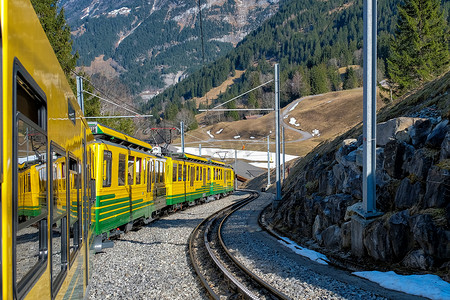 从因特拉肯到少女峰的铁路上的黄色瑞士火车