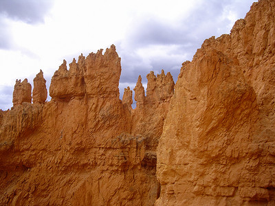 赖斯摄影照片_布赖斯峡谷五颜六色的砂岩峭壁