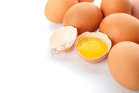 鸡蛋加工摄影照片_白色背景中分离的鸡蛋和半碎蛋，蛋黄，特写