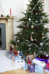 客厅装饰圣诞树和礼盒