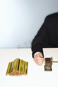 商人在办公桌前削铅笔