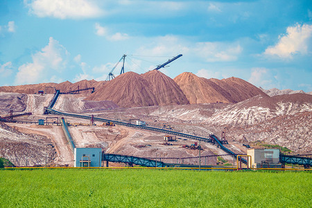 煤矿开采摄影照片_Terrikon 或 terrikonik - 垃圾场，从废石中提取的人工路堤，在煤矿和其他矿物的地下开采过程中提取，从各个行业的废物和燃烧固体燃料中提取的路堤。