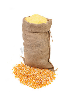 用玉米粒和面粉装袋。