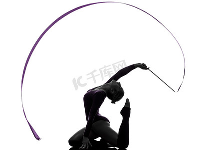 艺术体操运动员摄影照片_艺术体操与丝带女人剪影